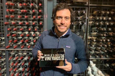 Sebastián Zuccardi con el premio en la mano.