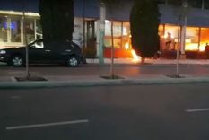 Imágenes del momento en el que el diario El Chubut era atacado por vándalos.