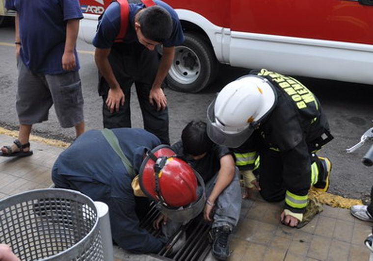 Los bomberos llegaron y actuaron rápidamente. Foto: Pachy Reynoso / MDZ