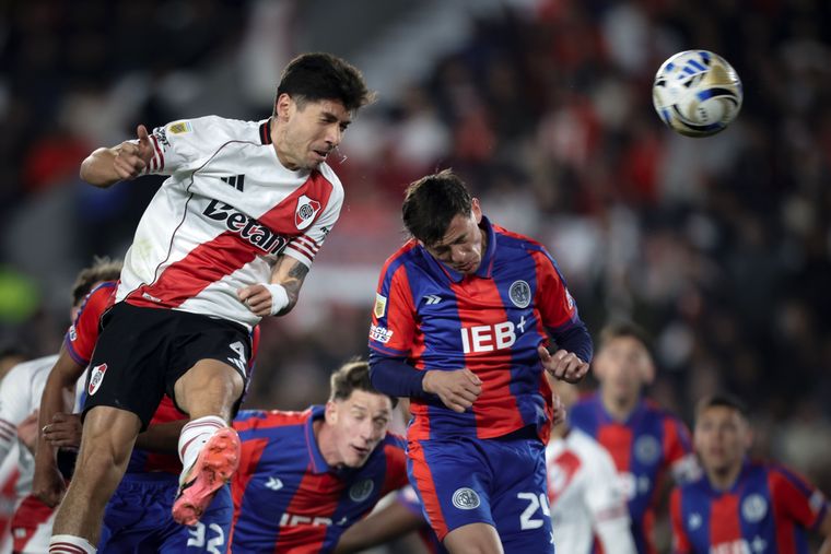 Gonzalo Montiel salta a cabecear entre dos jugadores de San Lorenzo. Se confirmó otro clásico en playoffs. Gonzalo Montiel salta a cabecear entre dos jugadores de San Lorenzo. Se confirmó otro clásico en playoffs. 
