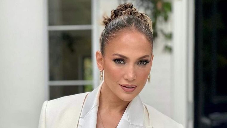 Foto: https://www.lecturas.com/actualidad/jennifer-lopez-reaparece-tras-su-luna-miel-y-se-da-bano-masas-muy-solidario_127590