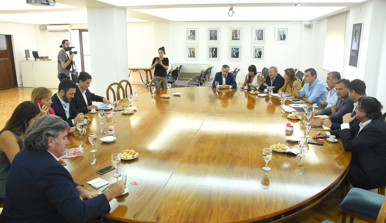 Rodolfo Suarez convocó a legisladores nacionales por Portezuelo.