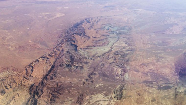 Los valles y crestas de las montañas Zagros evidencian la colisión de las placas tectónicas en la región del golfo.