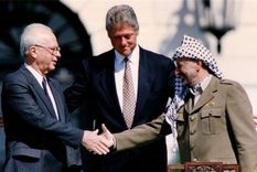 El apretón de manos entre Isaac Rabin y Yasir Arafat durante la firma de los Acuerdos de Oslo en 1993 se convirtió en un símbolo de esperanza para muchos defensores de la paz Foto: BBC