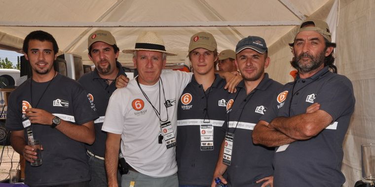 Luis Martini rodeado de personal técnico de Telesur Foto: Mediamza.com