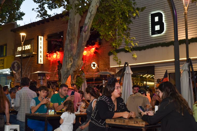 La avenida se colmó de color, música en vivo y promociones gastronómicas que atrajo a una multitud hasta la medianoche.