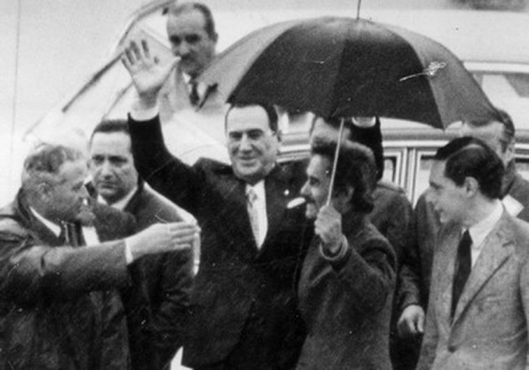 Rucci sostiene el paraguas de Perón. Foto: NA