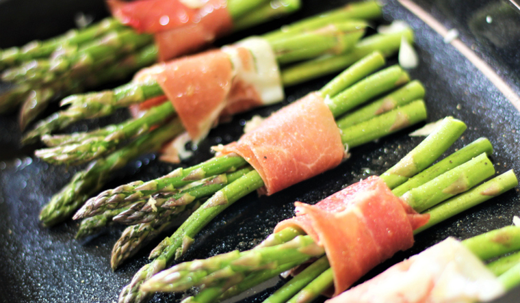 Sabrosa combinación: espárragos y jamón serrano al horno Foto: Shutterstock