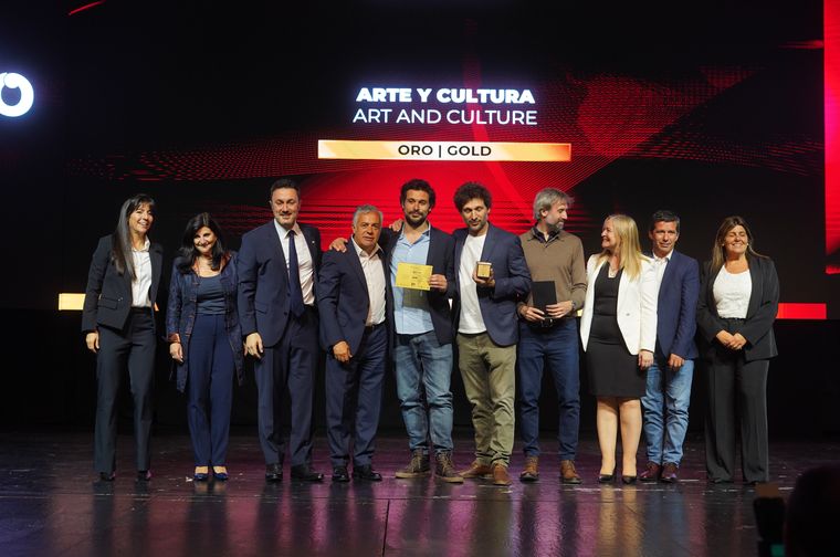 Detrás de ellos dice Detrás de ellos dice