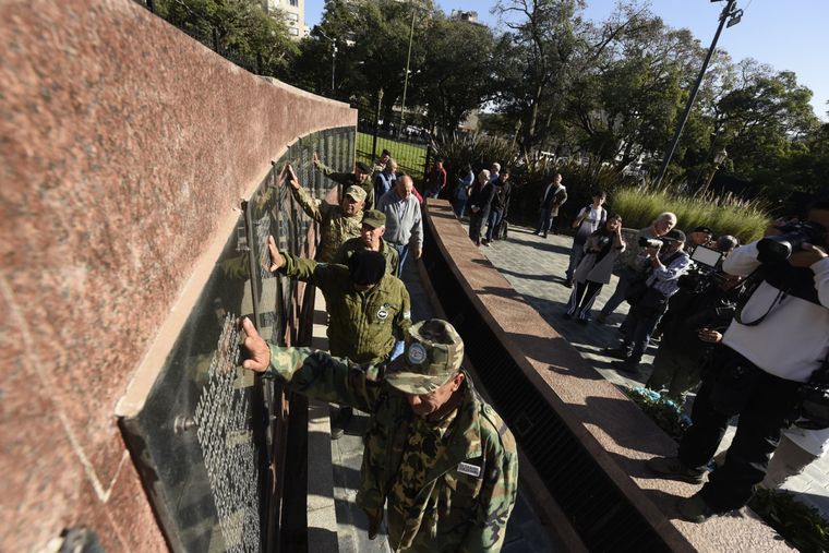 Excombatientes le rindieron homenaje a los caídos en Malvinas durante el acto del 2 de abril. Foto: MDZ/ Juan Mateo Aberastain