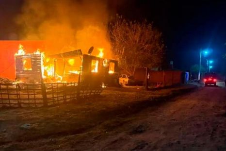 El incendio destruyó en minutos la casa prefabricada donde se encontraba el nene. El incendio destruyó en minutos la casa prefabricada donde se encontraba el nene.