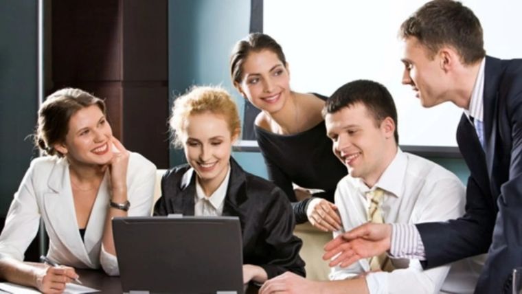 Si quieres hacer aportes positivos ene un equipo, necesitas aprender a mejorar relaciones en el ámbito de trabajo. Foto: MDZ