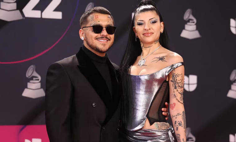 CHRISTIAN NODAL Y CAZZU LA PAREJA DEL MOMENTO DESLUMBRÓ EN LA ENTREGA DE LOS PREMIOS LATIN GRAMMY. Foto: GETTY IMAGES