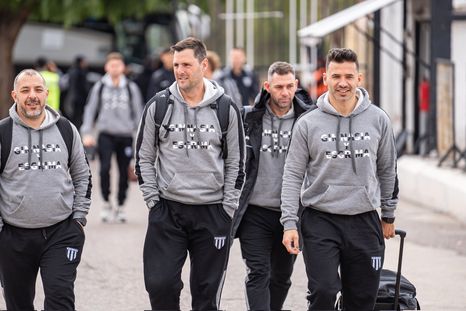 Ariel Broggi (con la valija) junto a al cuerpo técnico de Gimnasia. Ariel Broggi (con la valija) junto a al cuerpo técnico de Gimnasia.