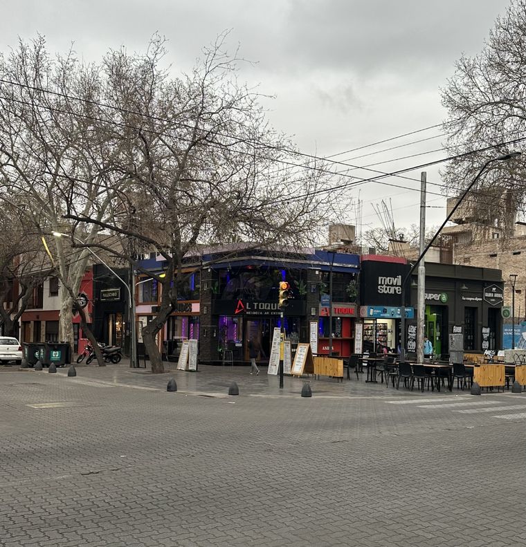 La esquina donde ha aparecido el cartel. En la nota, la foto y las posibles explicaciones. Foto: MDZ