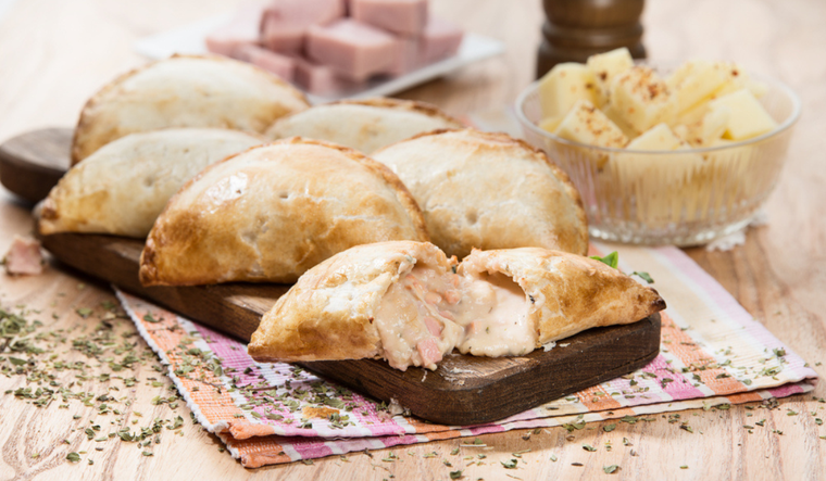 Deléitate con nuestras empanadas de jamón y queso casera. Deléitate con nuestras empanadas de jamón y queso casera.