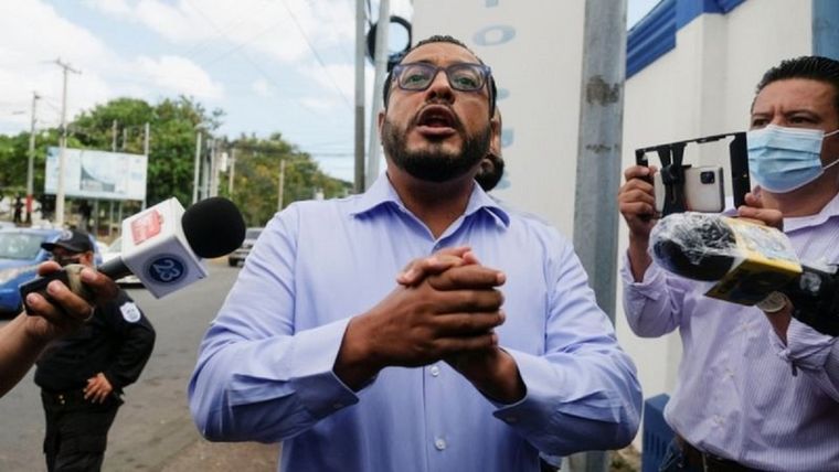 Felix Maradiaga habló con periodistas fuera de la fiscalía antes de su arresto. Foto: REUTERS