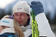 Laegreid recibe un abrazo de la también competidora noruega Ingrid Landmark Tandrevold.