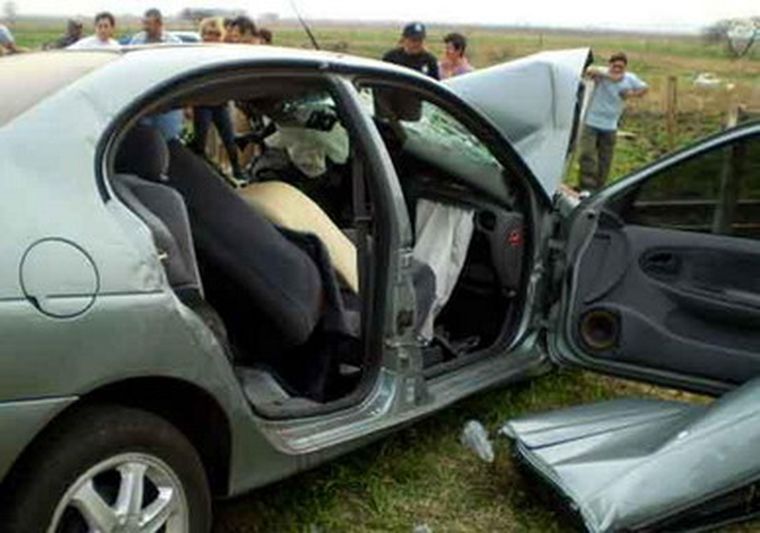 Auto en el que viajaban los famosos cantantes. Foto: web