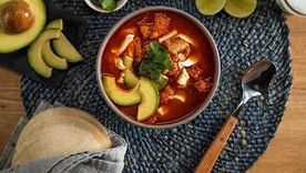 El caldo tlalpeño es un consomé tradicional mexicano con muchas variantes. Foto: kiwilimon