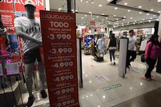 En Chile, pagar con crédito y cancelar luego en dólares suele ser la fórmula más ordenada para evitar percepciones.