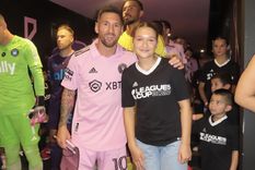 Lionel Messi junto a Harper Beckham, la hija de 12 años. Mirá la foto de Leo con dos íconos de la moda. Foto: Instagram Victoria Beckham