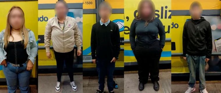 La banda que robaba celulares en coletvios cayó tras un gran operativo.