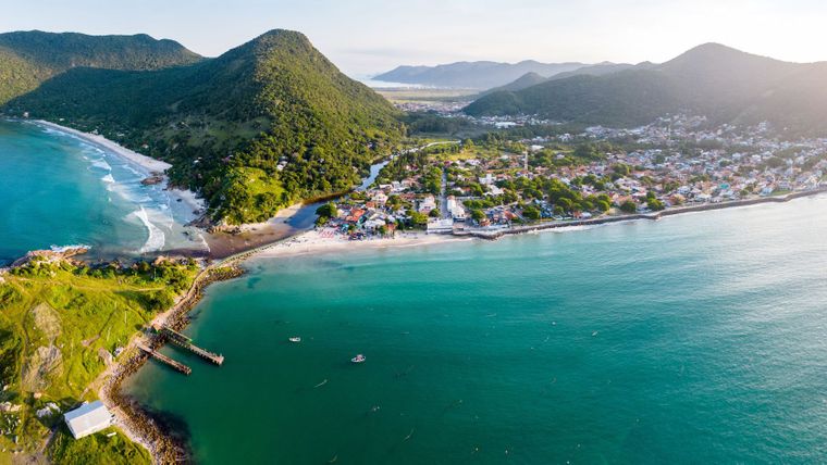 Es importante viajar con asistencia al viajero ante la posibilidad de necesitar atención médica. En imagen, una playa de Florianópolis. Es importante viajar con asistencia al viajero ante la posibilidad de necesitar atención médica. En imagen, una playa de Florianópolis.