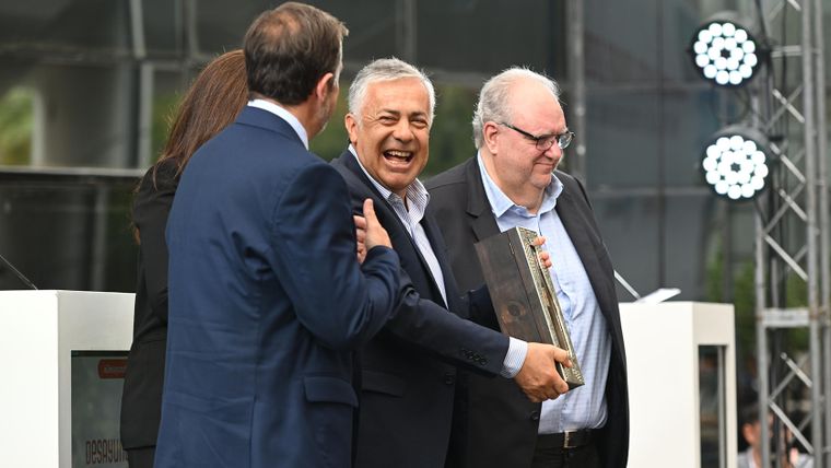 Alfredo Cornejo junto a las autoridades de la Coviar y Victoria Villarruel. Alfredo Cornejo junto a las autoridades de la Coviar y Victoria Villarruel.