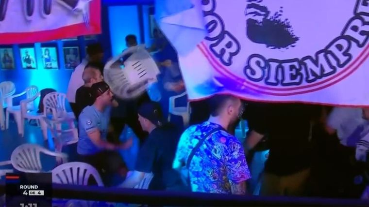 Las sillas y los golpes fueron protagonistas de la velada Foto: Captura video