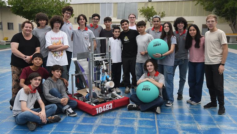 Parte de los estudiantes que viajarán a Brasil con su robot. Foto: Marcos Garcia/MDZ