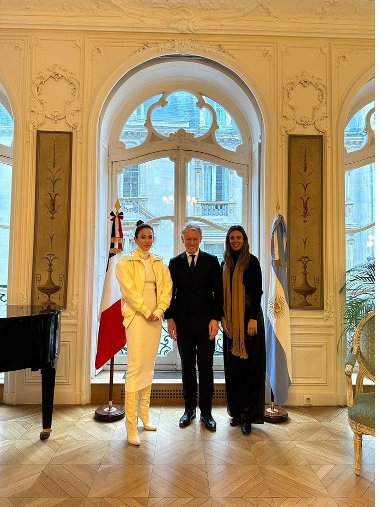 Florencia Sosa y Flor Bovo junto al embajador argentino en Francia.