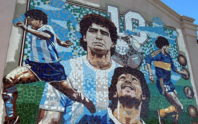 El nuevo mural de Diego Maradona hecho bajo el mosaiquismo tiene 35 metros cuadrados y es el más grande del mundo registrado hecho con esta técnica Foto: Municipalidad de Hernández