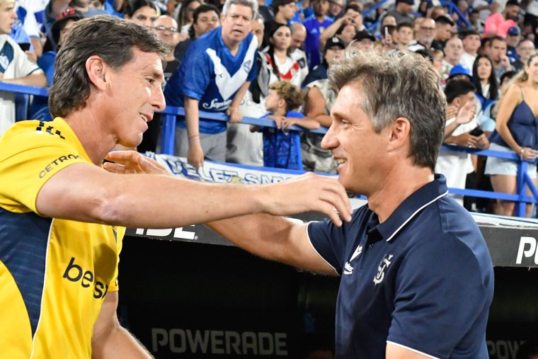 Claudio Úbeda, DT de Boca, se saludó cálidamente con Guillermo Barros Schelotto, entrenador de Vélez.&nbsp;