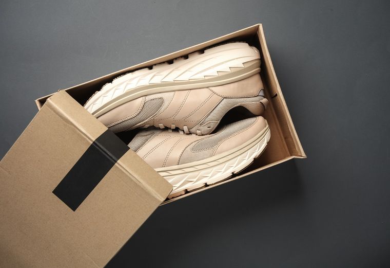 Con un salario mínimo se compra apenas un par de zapatillas en Argentina, mientras que en Estados Unidos se compran 24 pares. Foto: Shutterstock