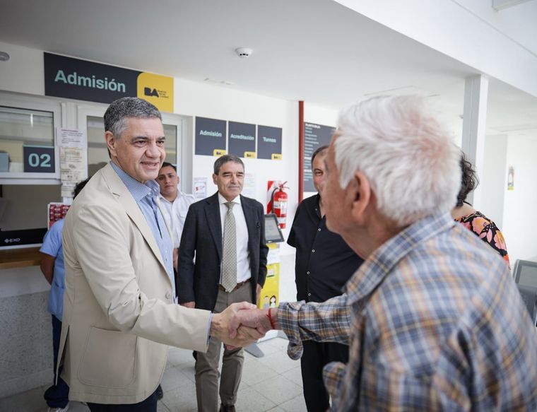 El jefe de Gobierno Jorge Macri estuvo presente en las instalaciones de comunicación para atención médica.