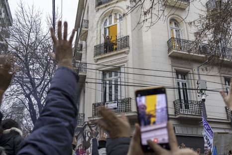 investigan si la uom intervino en la compra del departamento debajo del de cristina kirchner