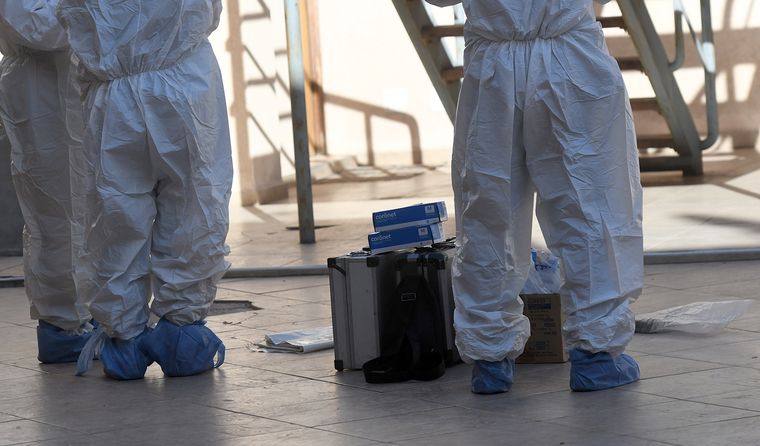 Personal de la Policía Científica trabajando en el complejo de departamentos donde vivía la víctima. Personal de la Policía Científica trabajando en el complejo de departamentos donde vivía la víctima.