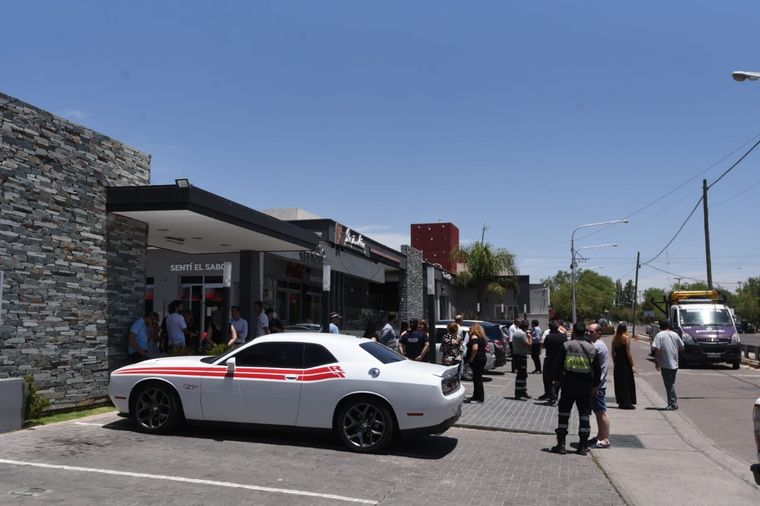 En una improvisada asamblea los vecinos de Los Terruños discuten con los municipales enviados a cumplir la tarea de apertura.