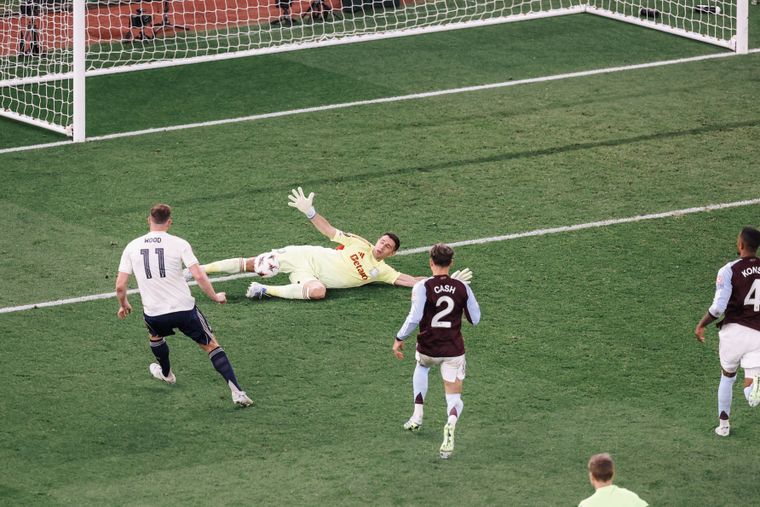 El Dibu Martínez clasificó con Aston Villa a la final de la Europa League.