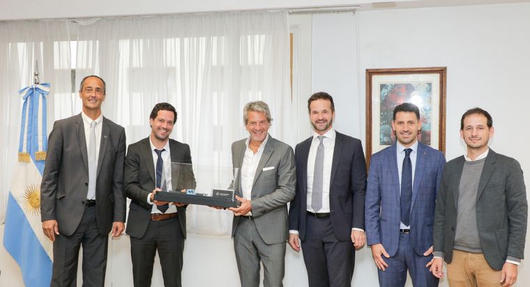 Raúl Barcesat, CEO de Mercedes-Benz Camiones y Buses Argentina, junto al secretario de Industria, Juan Pazo, ejecutivos de la firma y funcionarios. Foto: Mercedez Benz