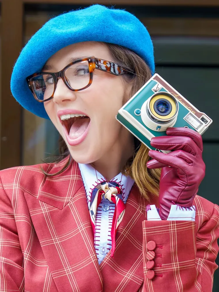 El accesorio anudado al cuello fue uno de los detalles más comentados del look. El accesorio anudado al cuello fue uno de los detalles más comentados del look.