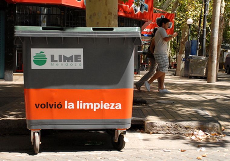 Estos contenedores aparecieron en el microcentro. Foto: Nacho Gaffuri / MDZ