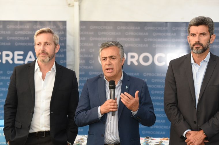 Rogelio Frigerio y Alfredo Cornejo Ambos estuvieron en la entrega de viviendas del Procrear Foto: Foto: ALF PONCE/MDZ