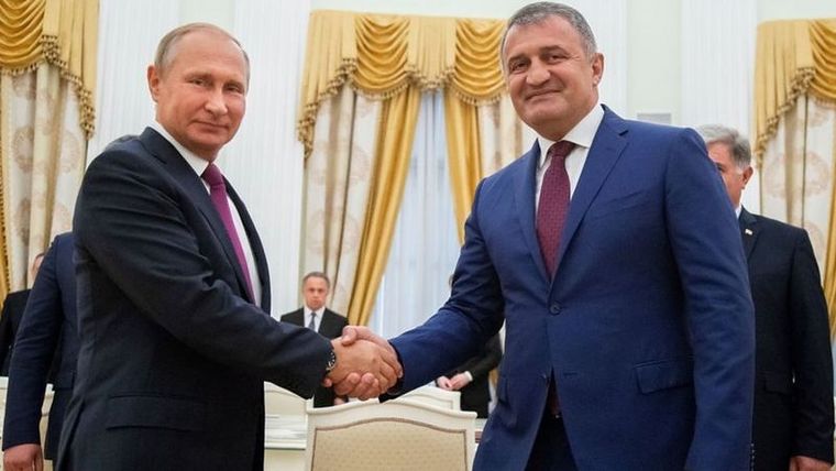 El presidente de Osetia del Sur, Anatoly Bibilov (derecha) anunció que buscarán la anexión a Rusia. Foto: GETTY IMAGES