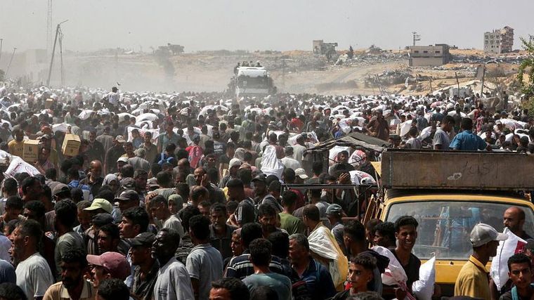 La distribución de ayuda humanitaria genera tensas y peligrosas multitudes en la Franja de Gaza.