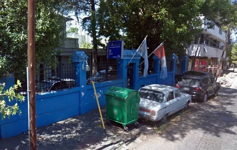 Dicho procedimiento ocurrió en medio de las pintadas en la puerta del Concejo Municipal de Rosario.  Foto: NA