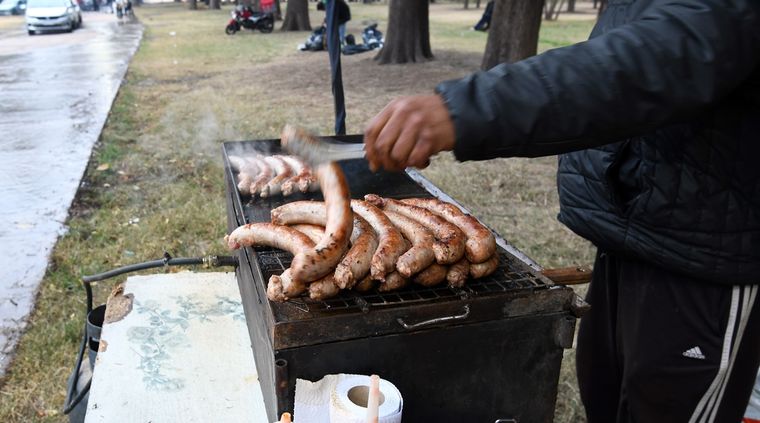 Cordobeses convirtieron una Eco Sport en parrilla y se volvieron virales. Foto: ALF PONCE MERCADO / MDZ