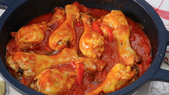 Esta receta no solo se elabora con pollo; también existen versiones con cordero o conejo, lo que demuestra su flexibilidad y la creatividad de la cocina tradicional española.