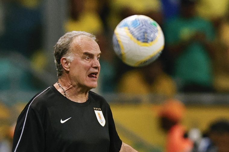 Marcelo Bielsa volvió a referirse al episodio que sacudió a la Celeste tras los dichos de Luis Suárez. Foto: EFE
